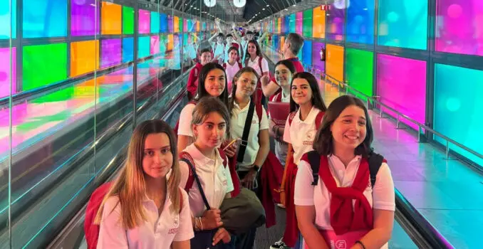 Estudiantes en el aeropuerto en la cinta transportadora preparados para su viaje académico al extranjero