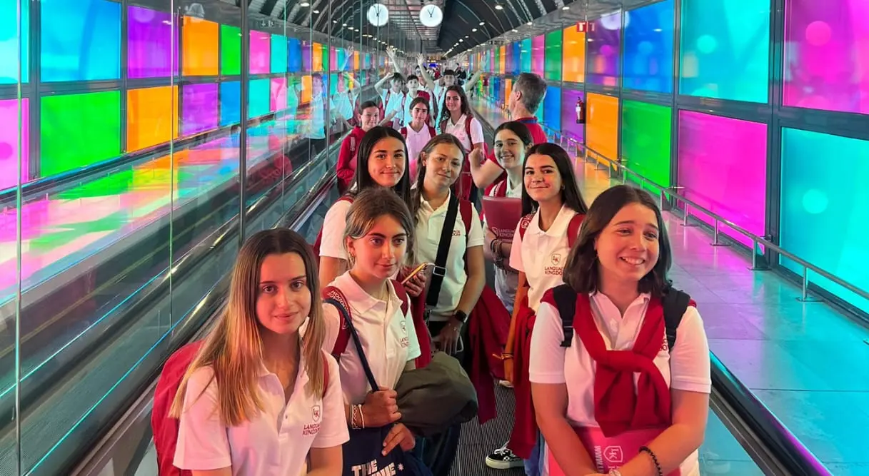 Estudiantes en el aeropuerto en la cinta transportadora preparados para su viaje académico al extranjero