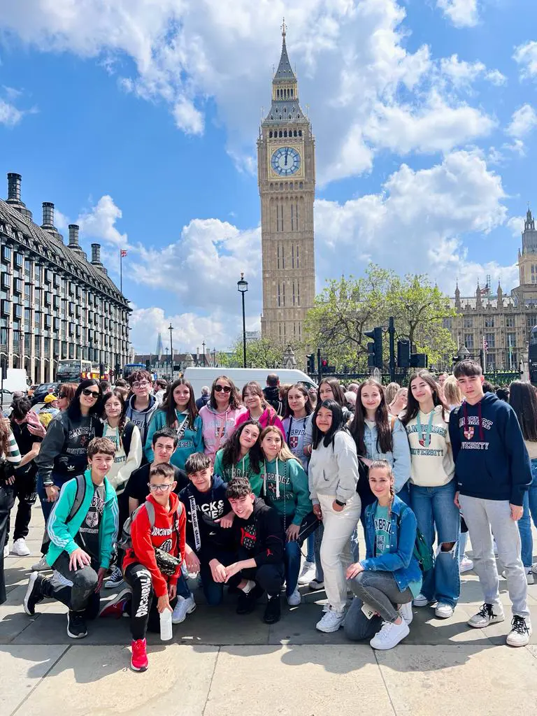 Estudiantes de ministay delante del big ben