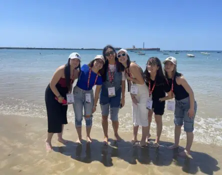 Jóvenes en la playa en viaje LK