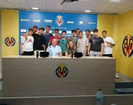 Posando en viaje equipo español de futbol