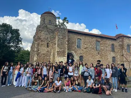 Grupo de estudiantes de un colegio posando juntos en Colchester