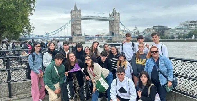 Estudiantes de excursión en Londres como parte de su viaje de fin de curso