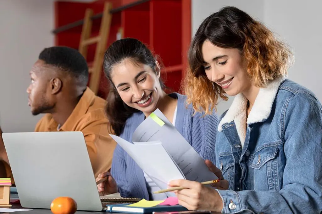 Estudiantes universitarias mirando sus apuntes