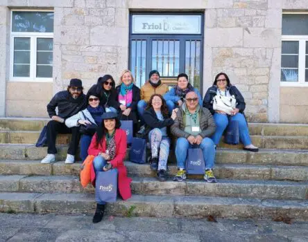 Posando en las escaleras en programa de español