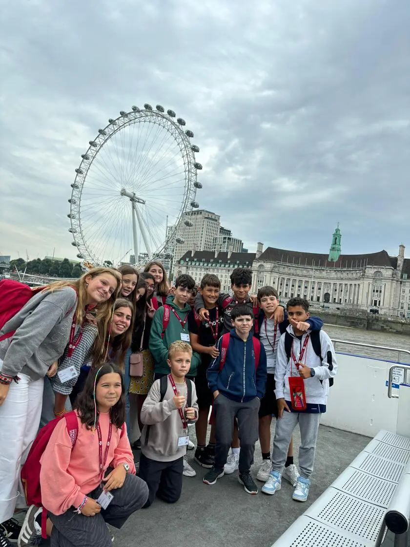 Grupo escolar posando en su viaje a Londres