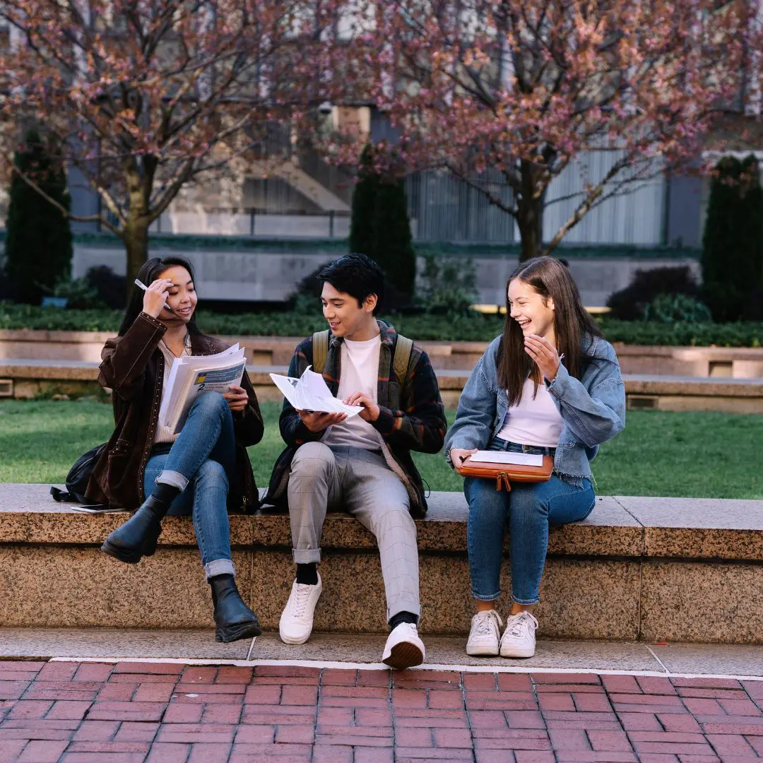 Estudiantes sentados hablando y divirtiéndose