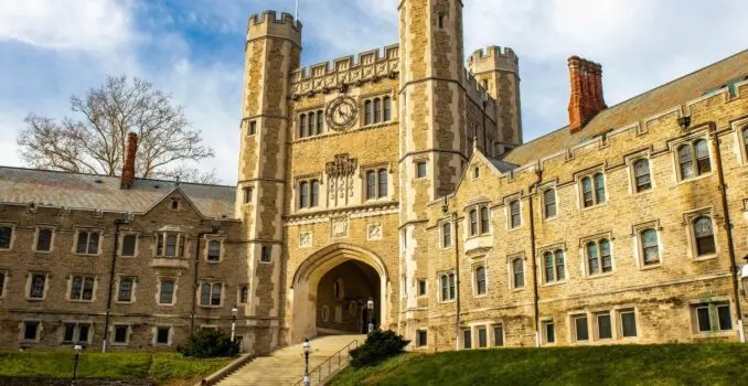 Fachada de la Universidad de Princeton