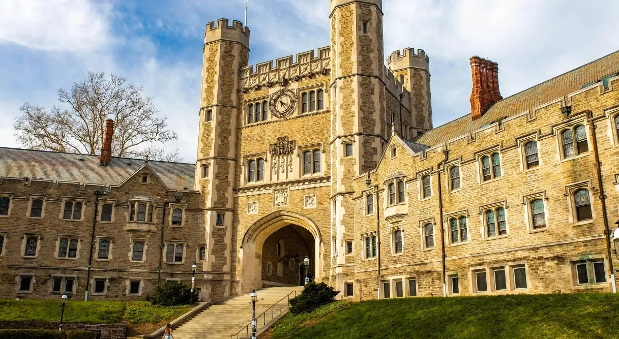 Fachada de la Universidad de Princeton