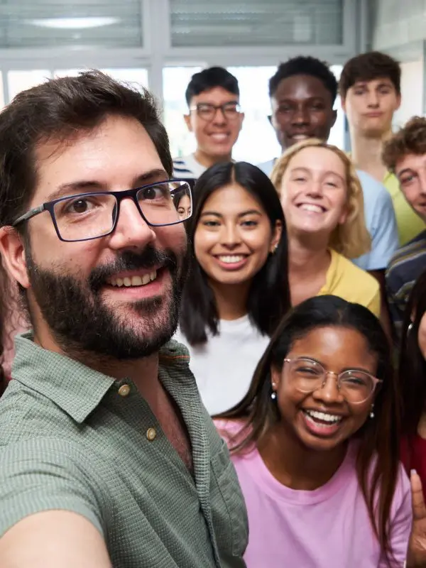 Profesor sacándose un selfie junto con sus alumnos