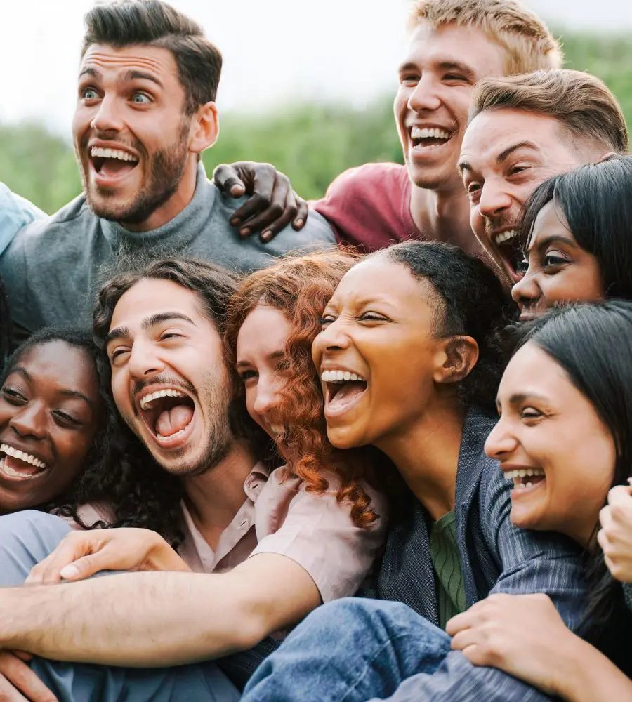 Estudiantes universitarios juntos en un selfie