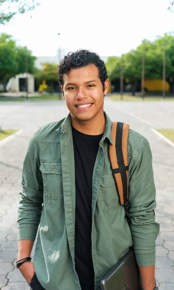 Estudiante con mochila en la calle