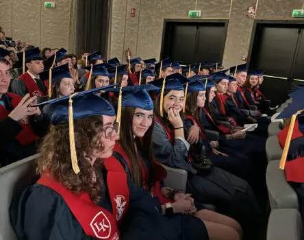 Estudiantes esperando para ser llamados en su graduación 2024