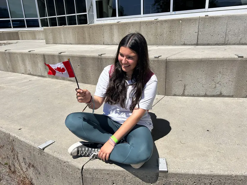 Estudiante con bandera de Canadá