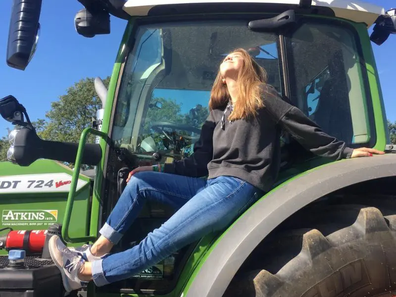 Estudiante subida a un tractor en Irlanda