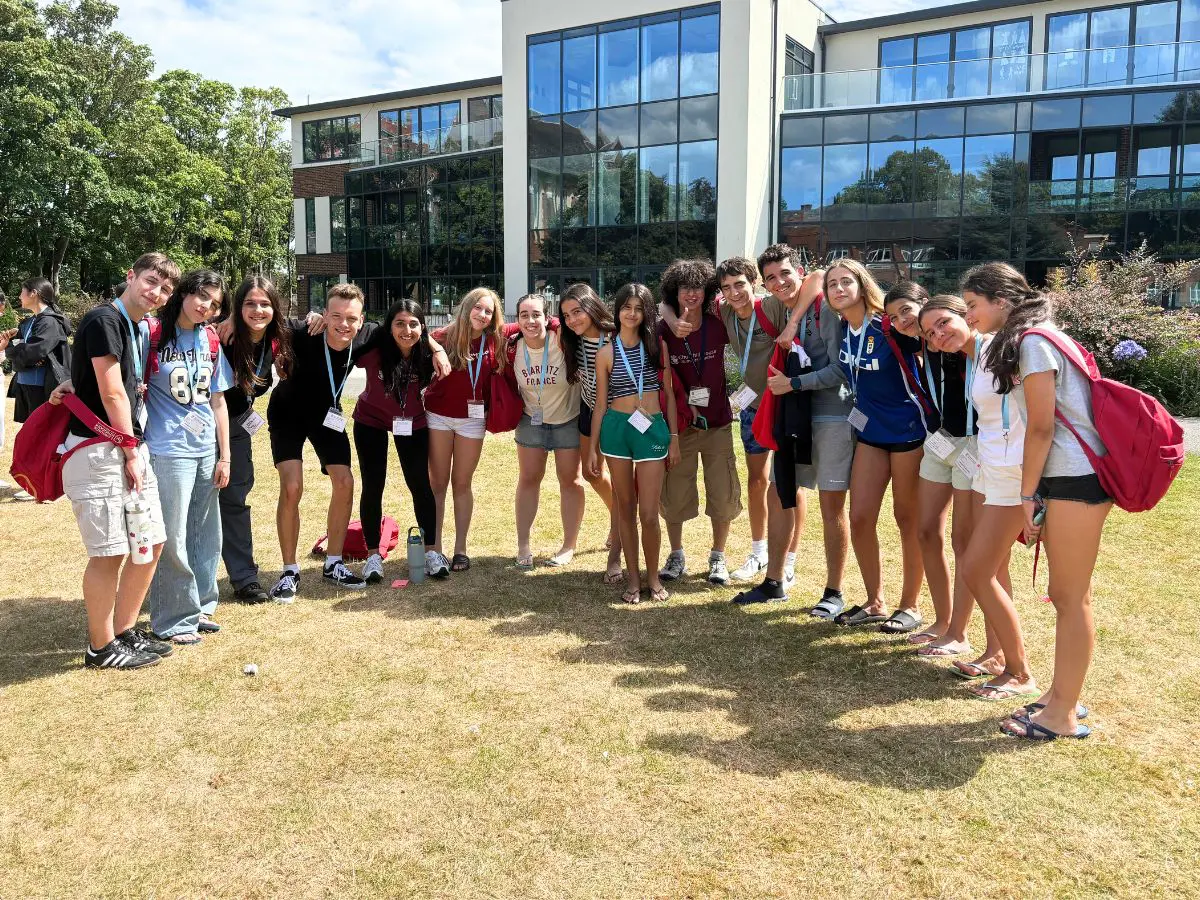 Estudiantes posando en su curso de verano en St Lawrence