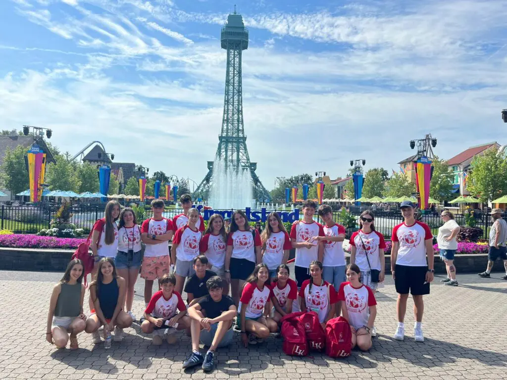 Estudiantes posando con su camiseta en su programa de Ohio de Verano con LK