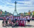 Estudiantes posando con su camiseta en su programa de Ohio de Verano con LK