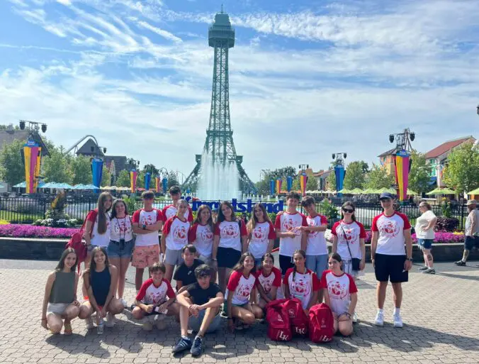 Estudiantes posando con su camiseta en su programa de Ohio de Verano con LK