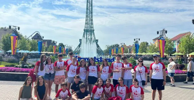 Estudiantes posando con su camiseta en su programa de Ohio de Verano con LK