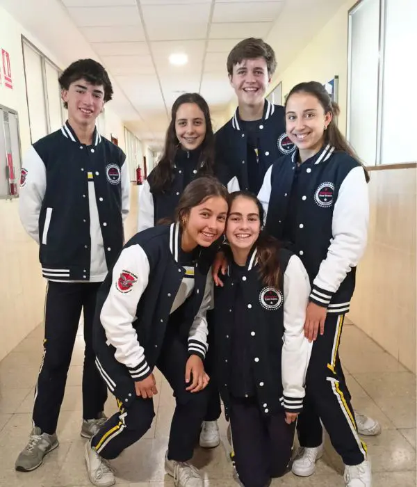 estudiantes de un colegio de bachillerato dual en un pasillo con sus sudaderas del programa