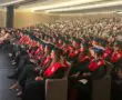 Alumnos de BDA sentados en su graduación 2024