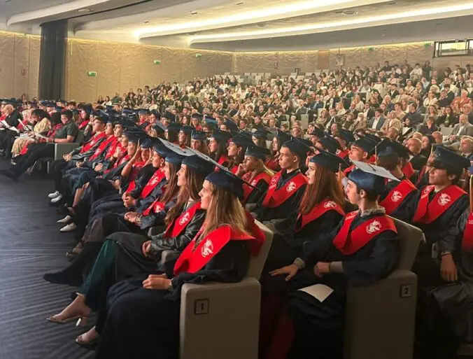 Alumnos de BDA sentados en su graduación 2024