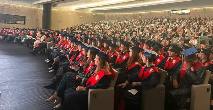 Alumnos de BDA sentados en su graduación 2024