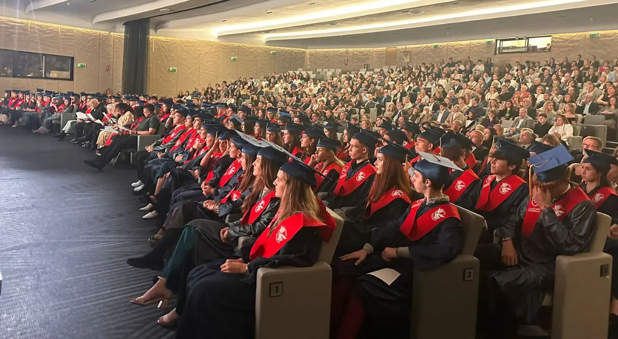 Alumnos de BDA sentados en su graduación 2024