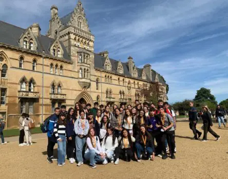 Foto grupal de un viaje de estudios a Inglaterra