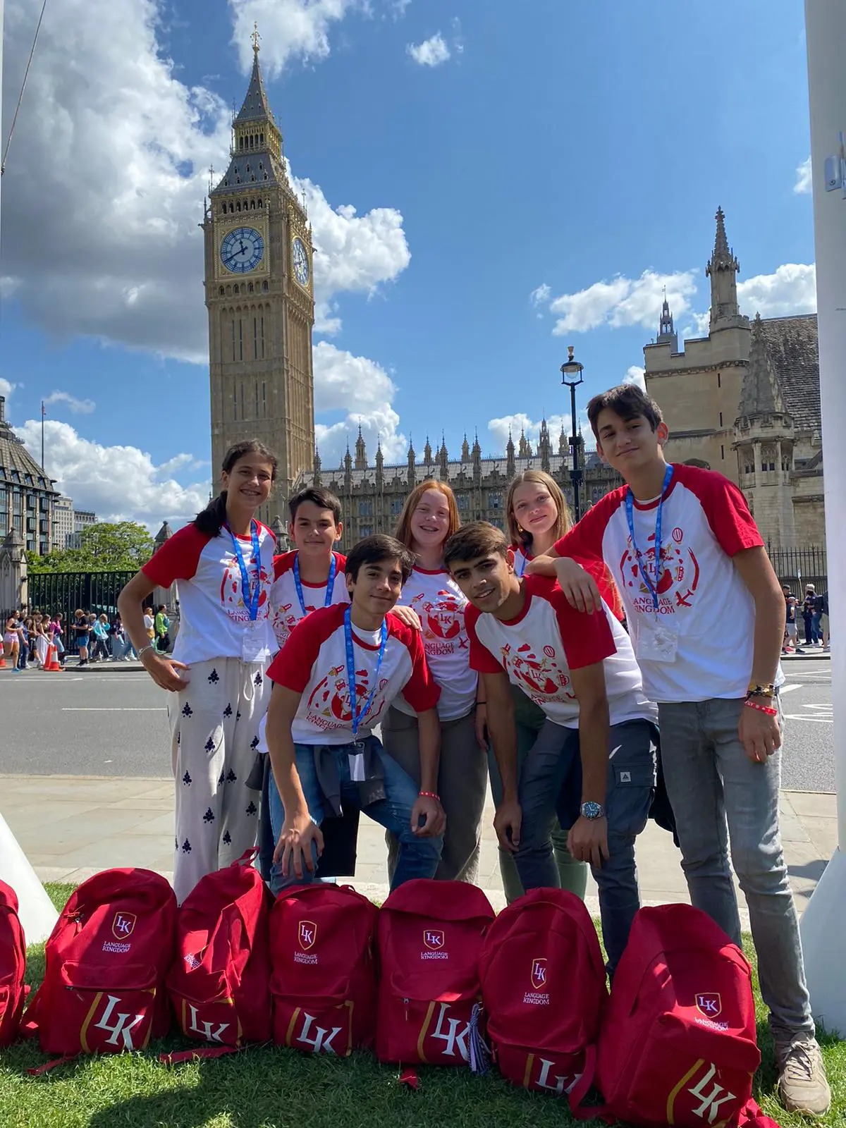 Grupo de estudiantes de Language Kingdom posando frente al icónico Big Ben en Londres durante su experiencia educativa internacional.