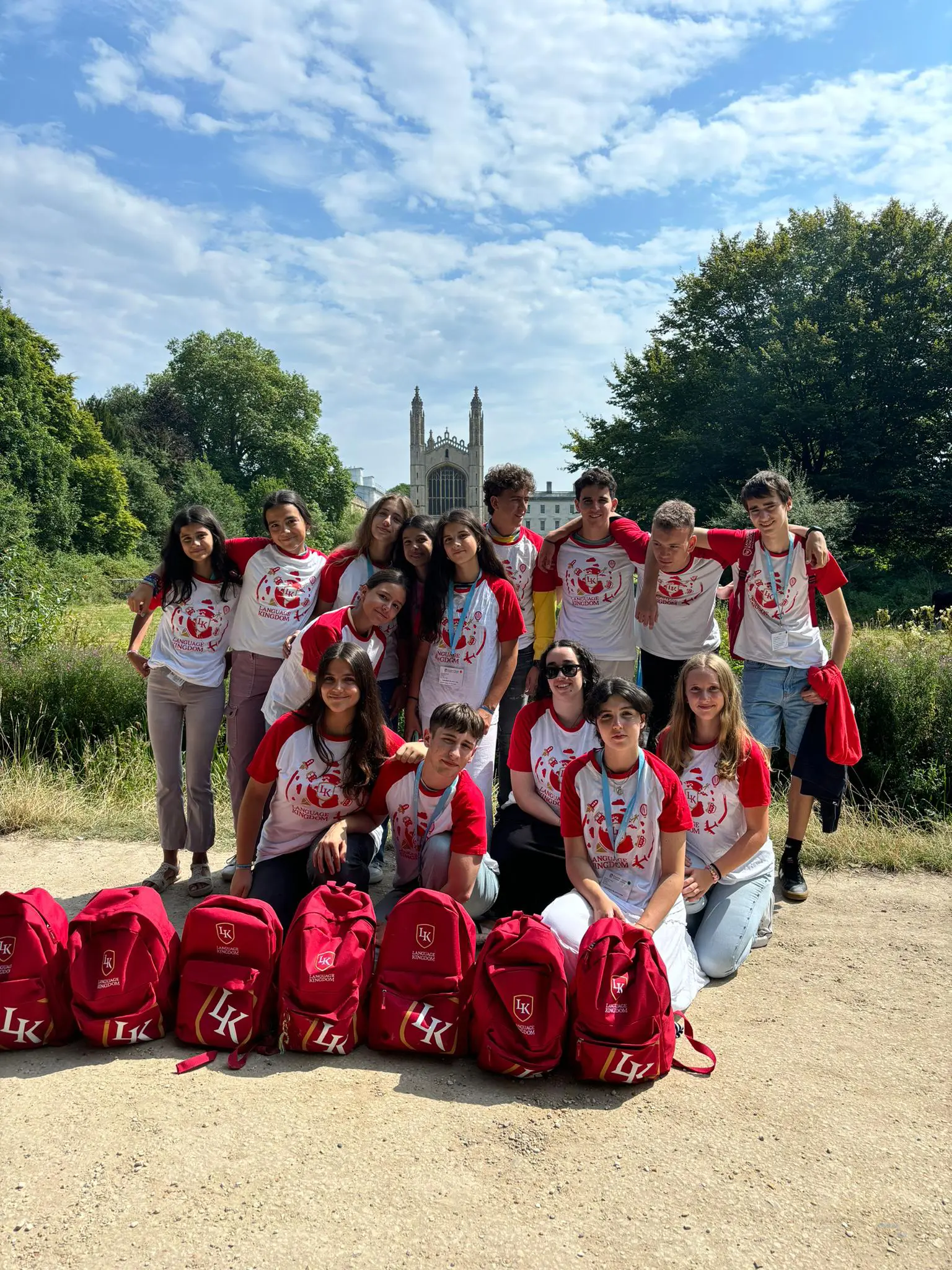 Grupo de estudiantes de Language Kingdom con posando frente a un paisaje natural con la capilla de King's College en Cambridge al fondo, durante su programa académico.