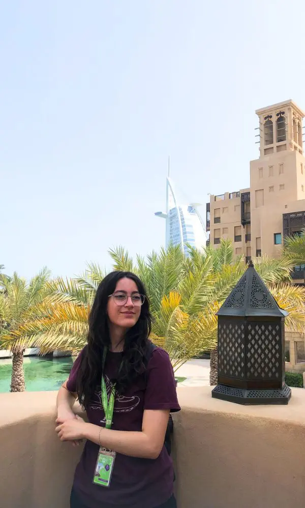 Estudiante en Dubai disfrutando del día