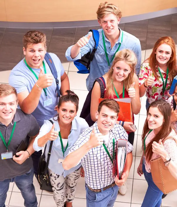 Estudiantes sonriendo y con pulgar hacia aarriba