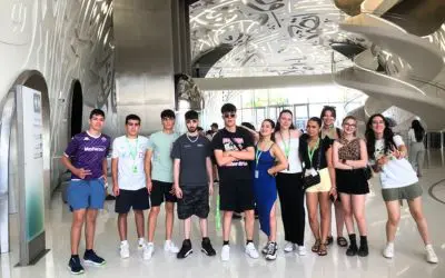 Estudiantes españoles en Dubái posando