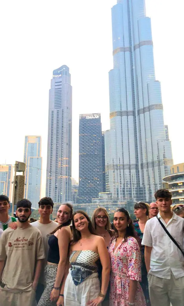 Estudiantes posando delante de rascacielos en Dubai