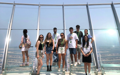 Jóvenes españoles en una excursión de su viaje de verano a Dubái