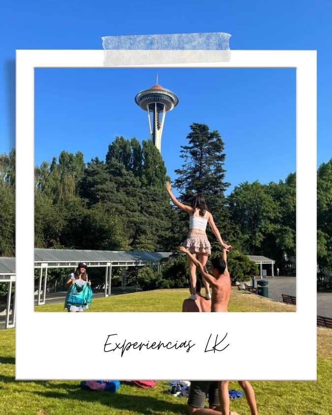 Estudiante en Seattle haciendo una estructura en un parque