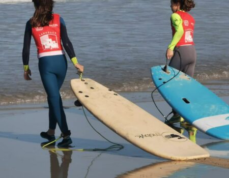 niñas preparadas para surfear olas