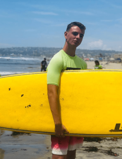 Joven preparado para hacer surf en California