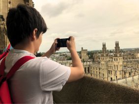 Estudiante de Language Kingdom sacando una foto a las vistas de Oxford