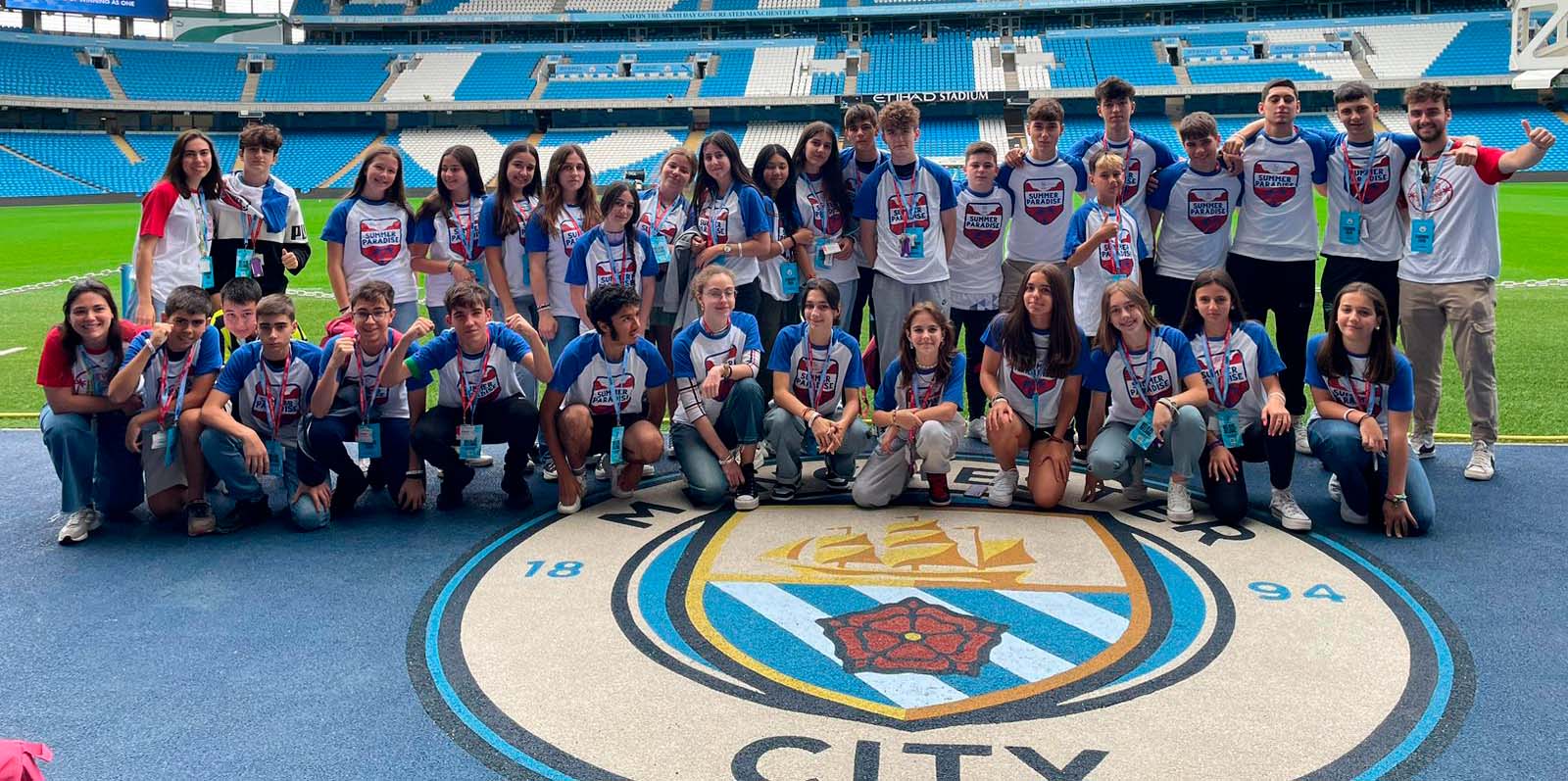 Estudiantes en una excursión al campo del Manchester