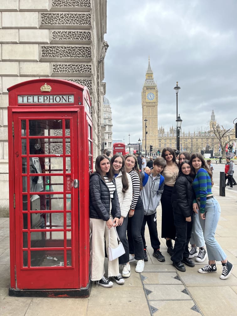 Estudiantes posando frente al Big ben en un viaje ministay