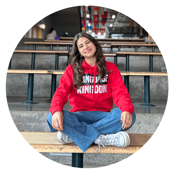 Estudiante en Canadá con sudadera de Language Kingdom