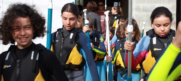 Chicos a punto de practicar paddle surf en la Ría de Foz