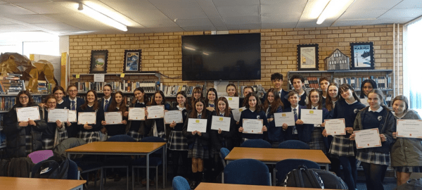 Lkers posando orgullosos con sus examenes de integración escolar LK