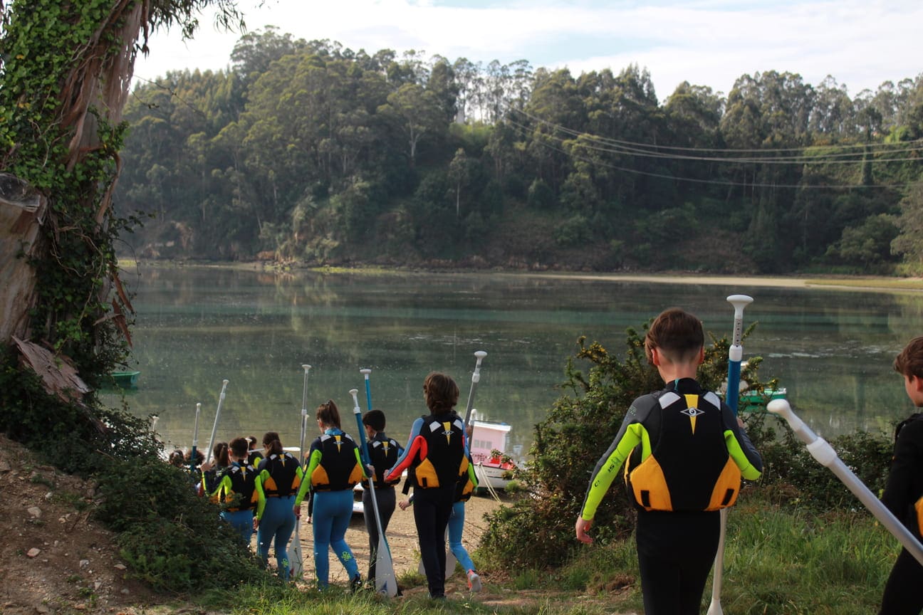 Estudiantes que van a practicar paddle surf en la Galicia