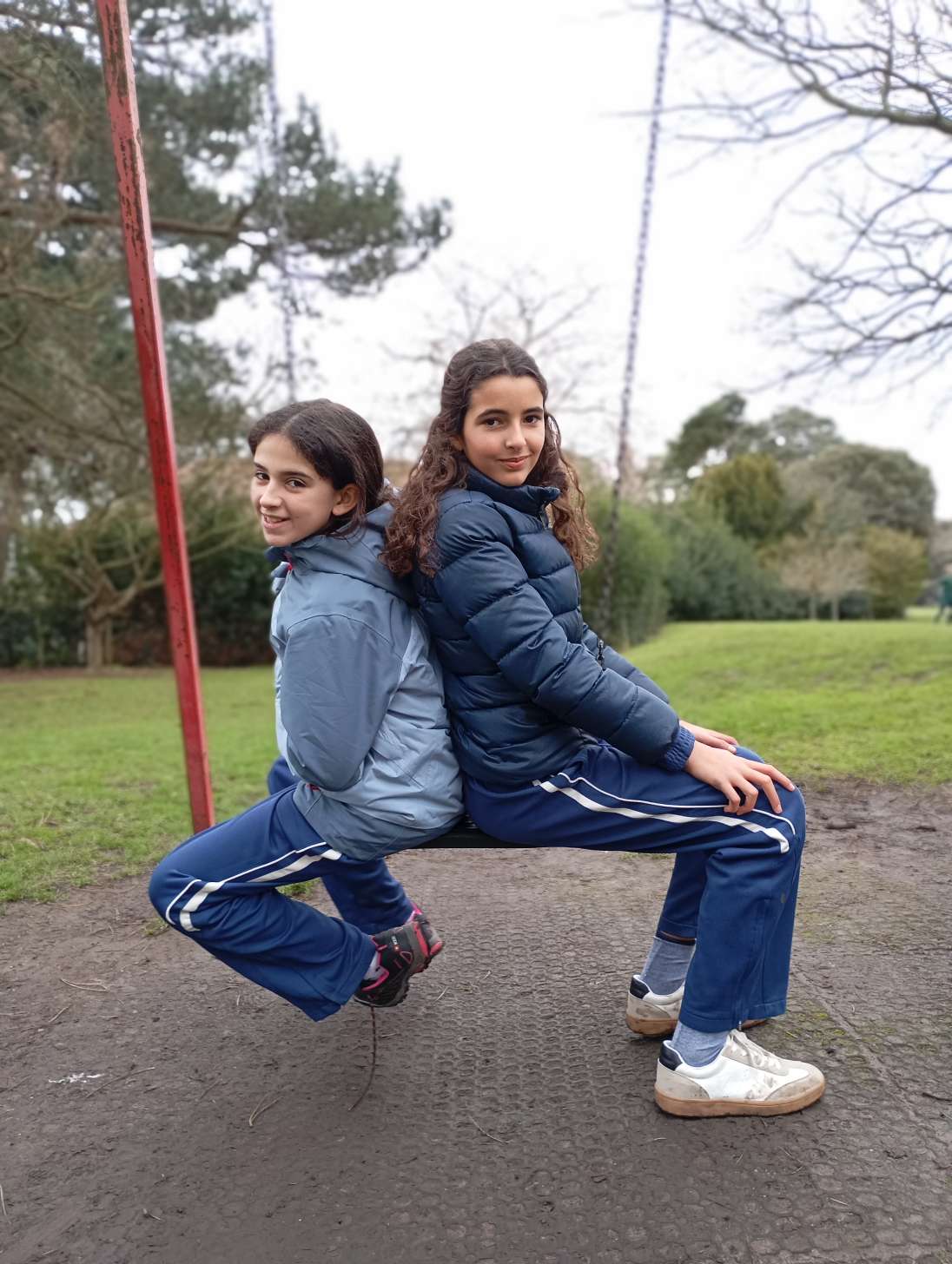 Dos estudiantes en un columpio en su programa de intercambio escolar