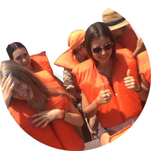 Chicas en una excursión en barco dentro de su viaje de estudios a Malta