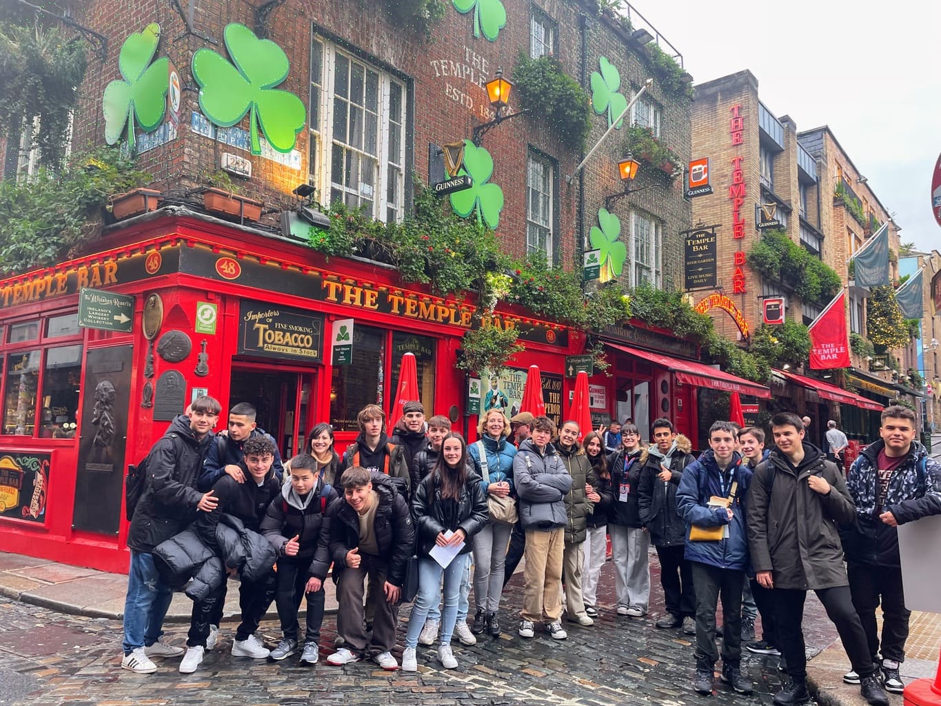 Jóvenes en el Temple Bar, una imagen icónica de los ministays de Irlanda